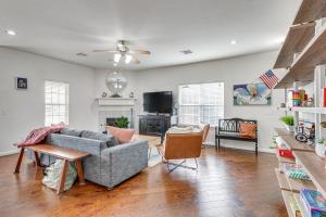 TV a/nebo společenská místnost v ubytování OKC Home Near Hospital and Tinker AFB Work Remote!