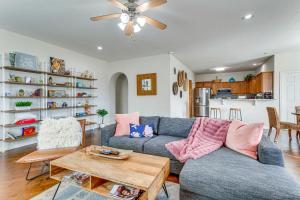 Posezení v ubytování OKC Home Near Hospital and Tinker AFB Work Remote!