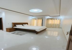 Ένα ή περισσότερα κρεβάτια σε δωμάτιο στο Villa Serenite +2 φωτογραφίες