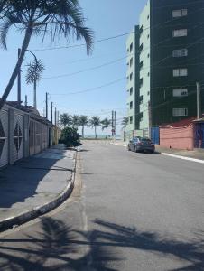 eine Straße mit einem Auto auf der Straßenseite in der Unterkunft Acampamento Aloha solemar in Praia Grande + 9 Fotos