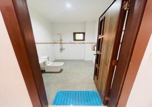 Ένα μπάνιο στο Villa Serenite