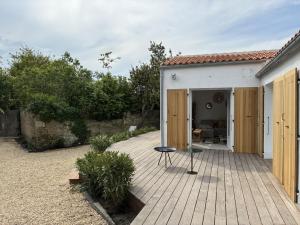 a house with a courtyard with a patio at La Playita - 4 chambres - Plage in Le Château-dʼOléron