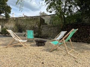 three lawn chairs and a fire pit in a yard at La Playita - 4 chambres - Plage in Le Château-dʼOléron