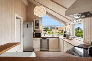 フレズレクソンにあるFJ1600-Jaegerspris-Strandleddet-32のキッチン(冷蔵庫付)、大きな窓が備わります。 +4枚の写真