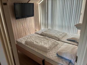 フレズレクソンにあるFJ1600-Jaegerspris-Strandleddet-32のベッド2台と薄型テレビ付きのベッドルーム