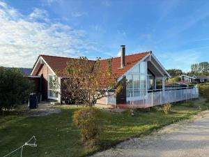 フレズレクソンにあるFJ1600-Jaegerspris-Strandleddet-32の側面にガラス窓がある家