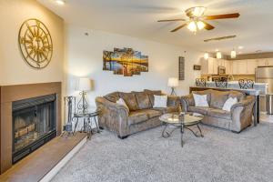 ein Wohnzimmer mit zwei Sofas und einem Kamin in der Unterkunft Pool Access, Steps to Beach Scenic Ozarks Retreat in Laguna Beach