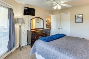 ein Schlafzimmer mit einem Bett, einer Kommode und einem Spiegel in der Unterkunft Pool Access, Steps to Beach Scenic Ozarks Retreat in Laguna Beach + 18 Fotos
