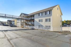 ein Apartmentgebäude in einer Straße gebaut wird in der Unterkunft Pool Access, Steps to Beach Scenic Ozarks Retreat in Laguna Beach