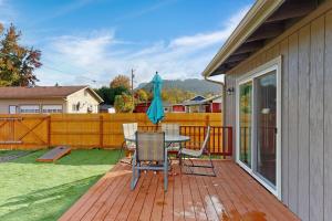 a patio with a table and chairs and an umbrella at Mountain view, 5-bedroom home with sauna in Oakridge