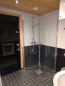 Et badeværelse på Villa kuukkeli paritalossa + 51 billeder