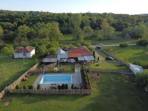 Bazén v ubytování Etno Deša Apartmani nebo v jeho okolí