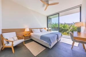 Un dormitorio con una cama y un escritorio y una ventana. en Casa de Cima Luxury Villa, en Sintra 43 fotos más