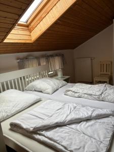 Ένα ή περισσότερα κρεβάτια σε δωμάτιο στο Frankenhof Zingst