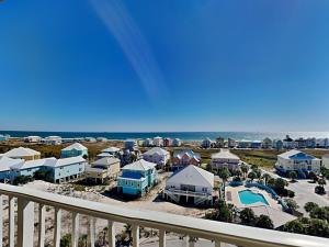 Vom Balkon eines Resorts genießen Sie Strandblick. in der Unterkunft The Indies #703 in Fort Morgan