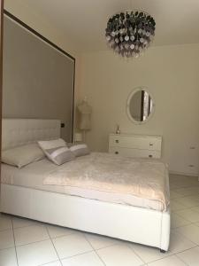 Ένα ή περισσότερα κρεβάτια σε δωμάτιο στο Oasi di Relax sul Lago di Garda +14 φωτογραφίες