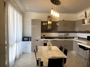 Η κουζίνα ή μικρή κουζίνα στο Oasi di Relax sul Lago di Garda