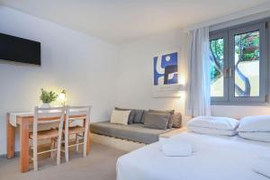 een woonkamer met een bed, een tafel en een bank bij Villa Iokasti in Chersonissos +119 foto's