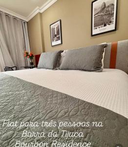 1 dormitorio con 1 cama grande en Flat barra residence-3 pessoas-Fa1204-4, en Río de Janeiro