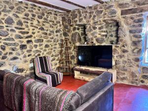 TV a/nebo společenská místnost v ubytování Stone house in Ollantaytambo