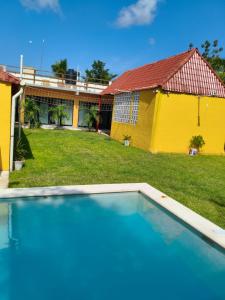 Bazén v ubytování Hostal iker nebo v jeho okolí