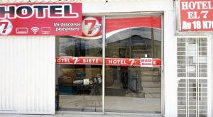 eine Ladenfront eines Hotels mit einem roten Schild in der Unterkunft Hotel 7 in Cúcuta