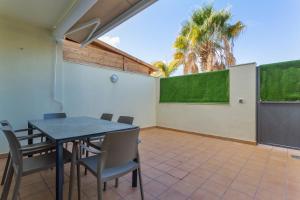 Un comedor con mesa y sillas en Obsidian Peridotita Adeje, en Adeje