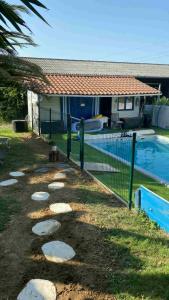 een hek naast een zwembad naast een huis bij Relais Ganderats in La Celle-sous-Gouzon