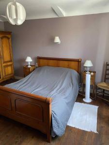 een slaapkamer met een bed en 2 lampen en 2 stoelen bij Relais Ganderats in La Celle-sous-Gouzon