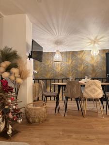 a dining room with a table and chairs at Wimdream , havre de paix cosy, à deux pas de la mer et du centre ville in Wimereux