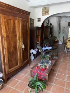 een woonkamer met een bank en een tafel bij Relais Ganderats in La Celle-sous-Gouzon