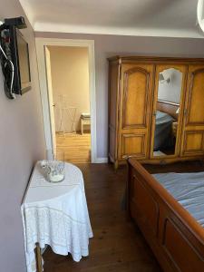 een slaapkamer met een bed, een dressoir en een tafel bij Relais Ganderats in La Celle-sous-Gouzon