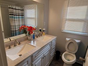 Koupelna v ubytování Family-Friendly 3-Bedroom Escape with Boat or RV Parking + 11 fotografií