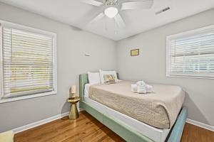 ein Schlafzimmer mit einem Bett mit Deckenventilator in der Unterkunft Peace at the Creek in Goose Creek