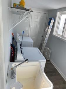 Koupelna v ubytování Family-Friendly 3-Bedroom Escape with Boat or RV Parking