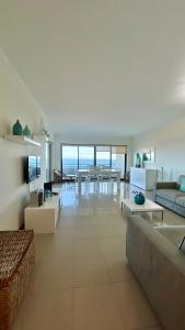 ein Wohnzimmer mit Sofa und Tisch in der Unterkunft Wave House in Strand Praia da Rocha