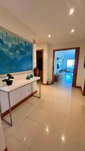 ein Wohnzimmer mit einem großen Aquarium an der Wand in der Unterkunft Wave House in Strand Praia da Rocha