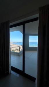 Zimmer mit Glasschiebetür und Meerblick in der Unterkunft Wave House in Strand Praia da Rocha