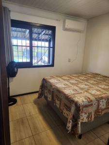 パッソ・デ・トーヘスにあるMorada do Marの窓のある部屋にベッドがある寝室