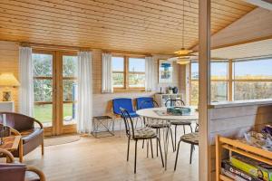 een keuken en woonkamer met een tafel en stoelen bij 1069-Thisted-Kobbelsti-23 in Klitmøller