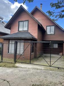 a house with a fence in front of it at Casa Rukalma Estación in Villarrica