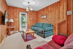 ラック・シュペリュールにあるLe Bois Dormantのソファとテーブルのあるリビングルーム