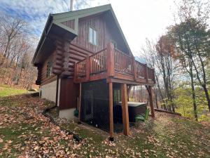 ラック・シュペリュールにあるLe Bois Dormantのデッキとホットタブ付きのツリーハウス