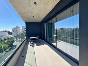 een balkon met uitzicht op de stad bij Hypnos Residence Acropolis in Strovolos