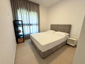 een slaapkamer met een groot bed en een groot raam bij Hypnos Residence Acropolis in Strovolos