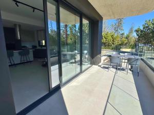 een glazen uitbreiding van een huis met een balkon bij Hypnos Residence Acropolis in Strovolos