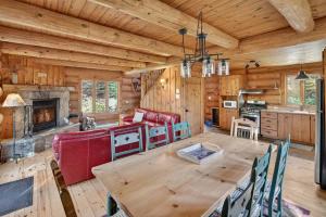 ラック・シュペリュールにあるLe Bois Dormantのテーブルと暖炉のあるダイニングルーム