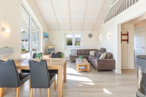 ダゲビュルにあるNordseeperleのテーブルとソファのあるリビングルーム