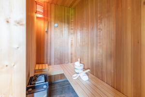 ダゲビュルにあるNordseeperleのシンクとストーブを備えた小さなサウナ +30枚の写真