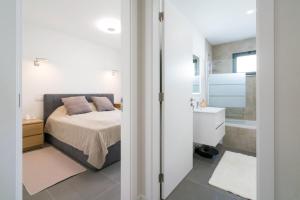 Ένα ή περισσότερα κρεβάτια σε δωμάτιο στο Rooftop Alvor Apartment by Moje Holiday +18 φωτογραφίες